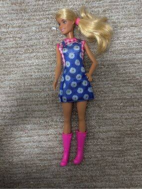Barbie You Can Be Anything Farmers Market Doll Blonde